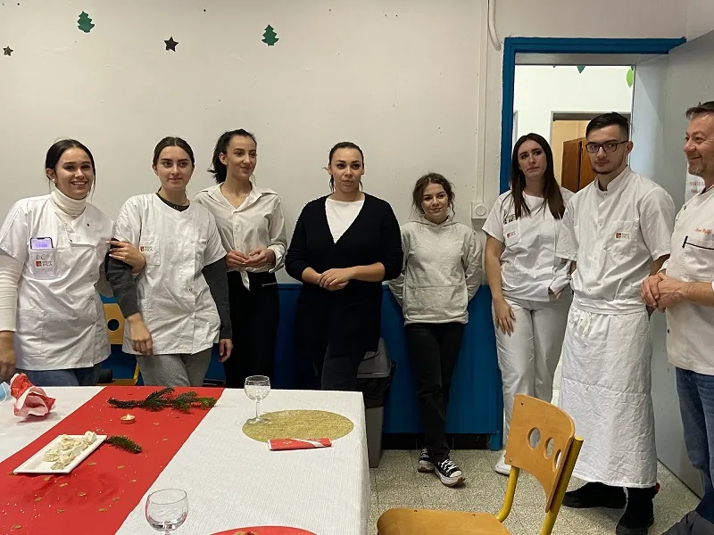 Photo 1 sur 3 : Menu de Noël par les CAPa SAPVER 1re année