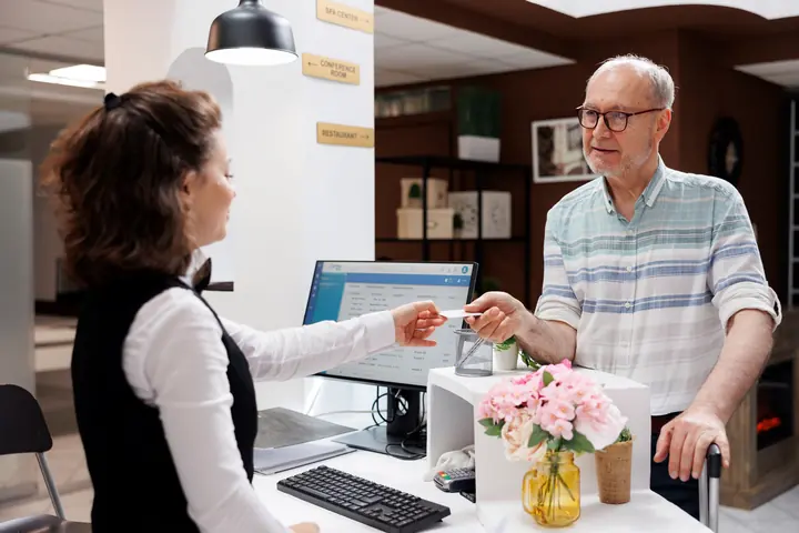 Conseillère de vente accueillant un client