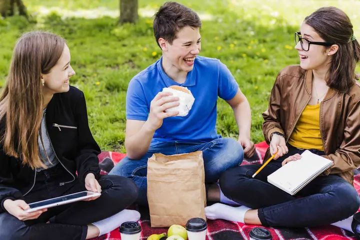 Élèves partageant un repas en plein air