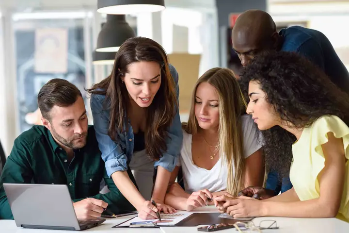 Formateurs et stagiaires en atelier