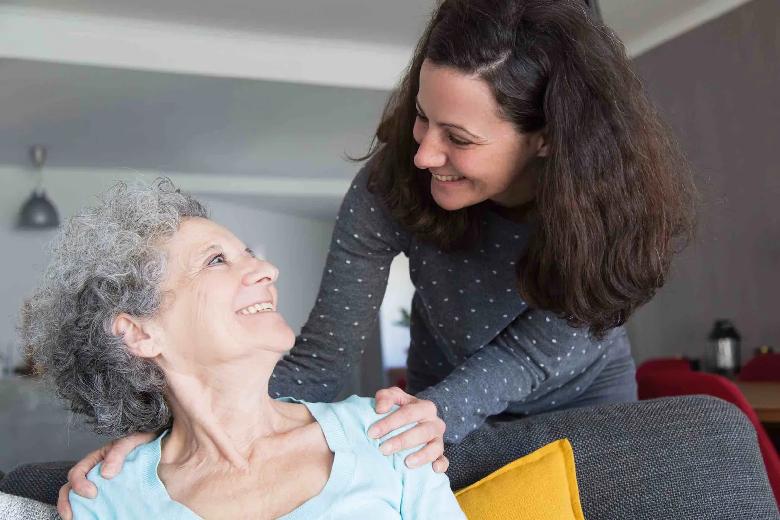Élève accompagnant une personne âgée